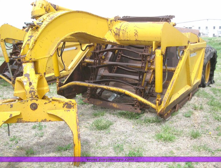 image for item 6271 John Deere 5010 scraper