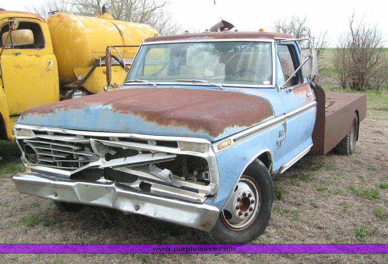 image for item 6282 1975 Ford F350 flatbed pickup