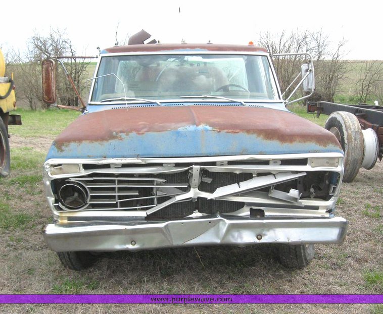 image for item 6282 1975 Ford F350 flatbed pickup