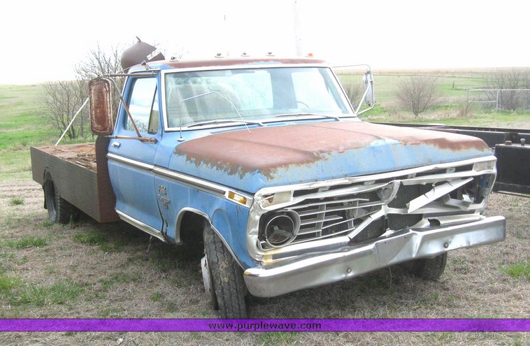 image for item 6282 1975 Ford F350 flatbed pickup