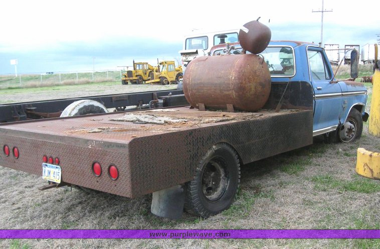 image for item 6282 1975 Ford F350 flatbed pickup