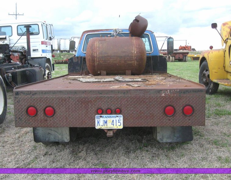 image for item 6282 1975 Ford F350 flatbed pickup