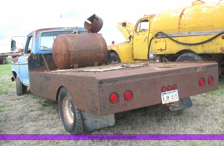 image for item 6282 1975 Ford F350 flatbed pickup