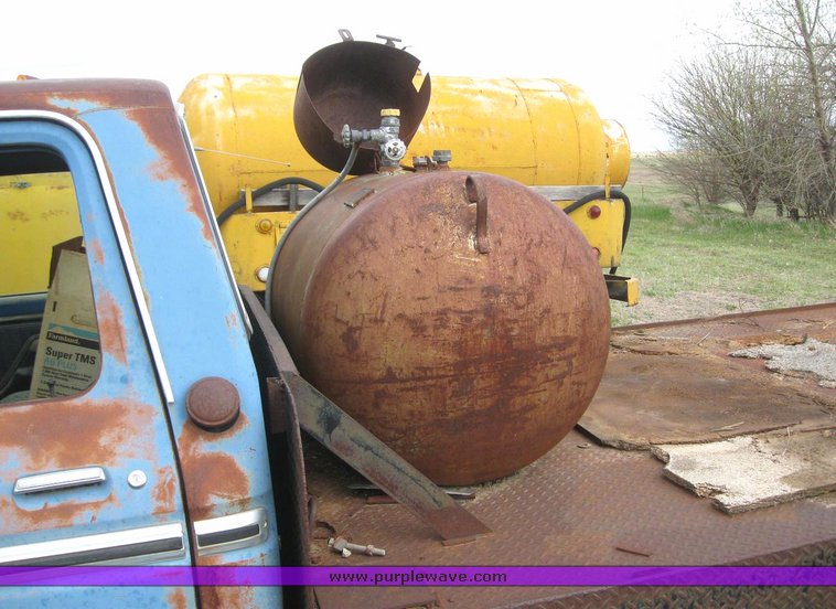 image for item 6282 1975 Ford F350 flatbed pickup