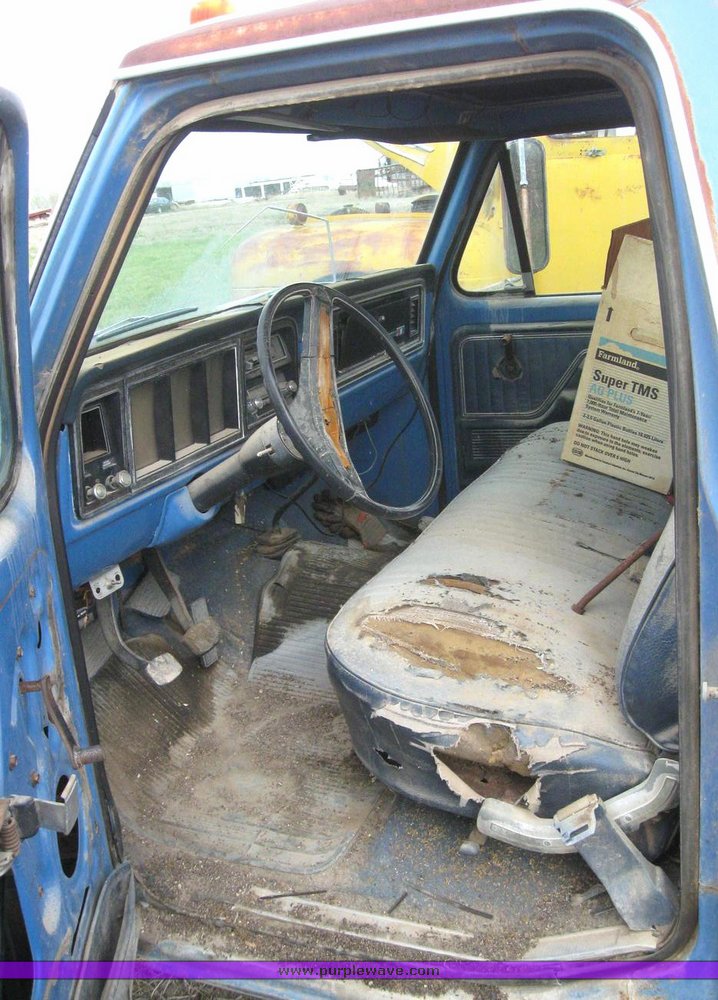 image for item 6282 1975 Ford F350 flatbed pickup