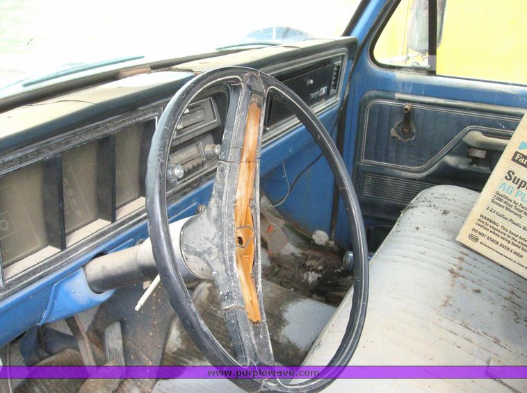 image for item 6282 1975 Ford F350 flatbed pickup