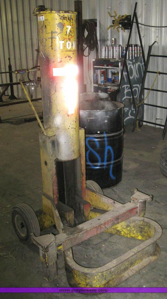 image for item 6334 7 ton pneumatic jack