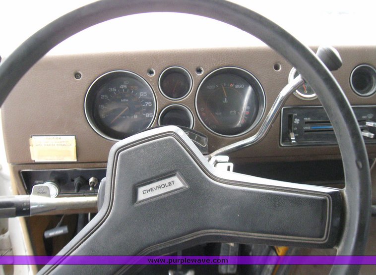 image for item 7041 1983 Chevrolet 30 16 passenger bus