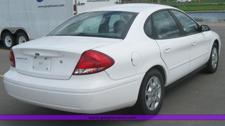 image for item 2154 2004 Ford Taurus SE