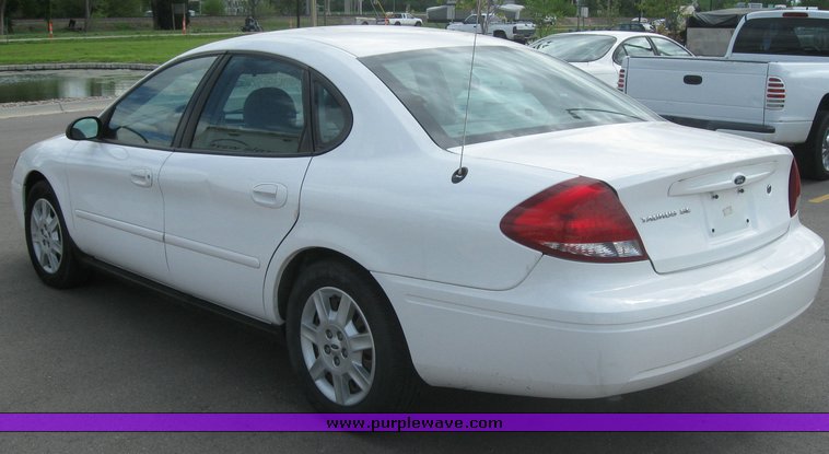 image for item 2154 2004 Ford Taurus SE