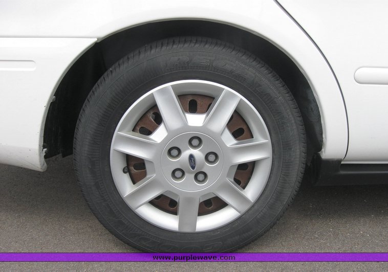image for item 2154 2004 Ford Taurus SE