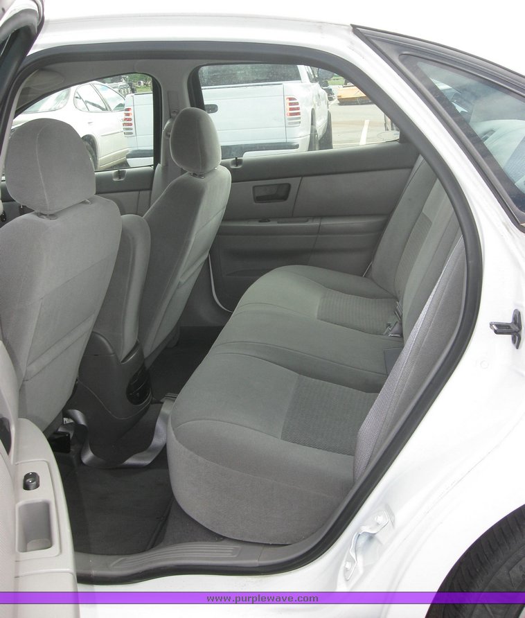image for item 2154 2004 Ford Taurus SE