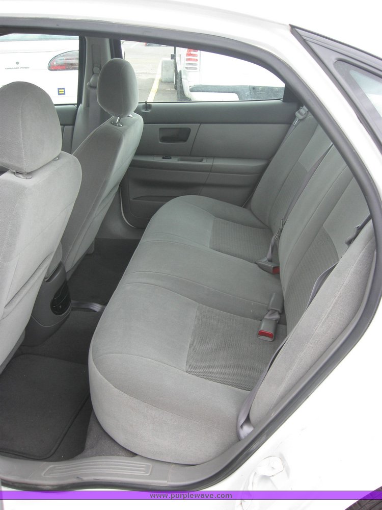 image for item 2155 2003 Ford Taurus SE
