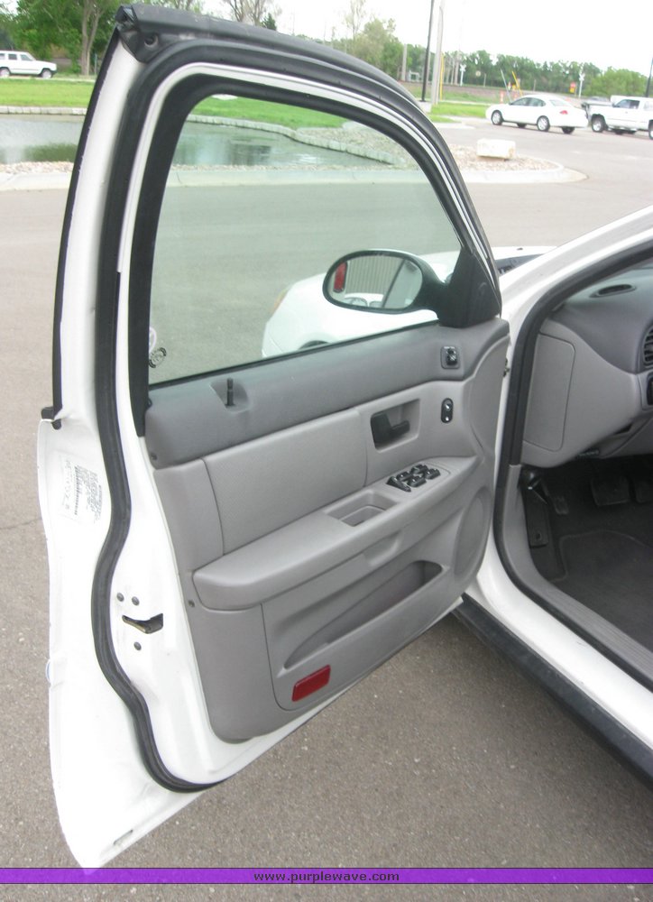 image for item 2155 2003 Ford Taurus SE