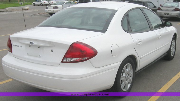 image for item 2157 2006 Ford Taurus SE