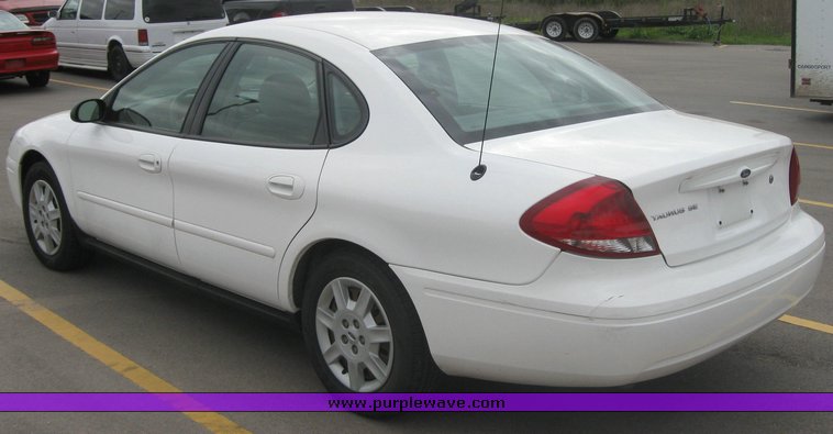 image for item 2157 2006 Ford Taurus SE
