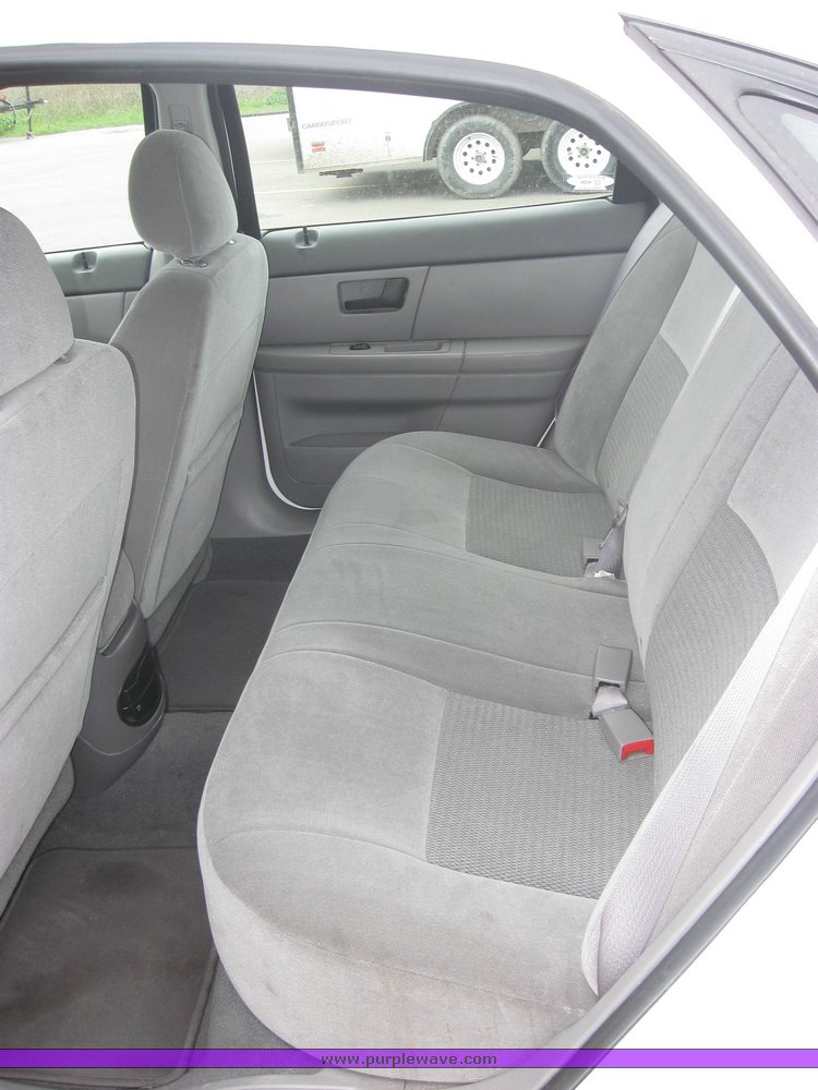 image for item 2157 2006 Ford Taurus SE