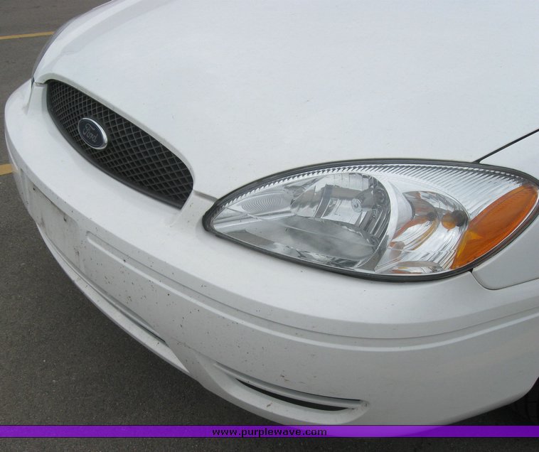 image for item 2157 2006 Ford Taurus SE