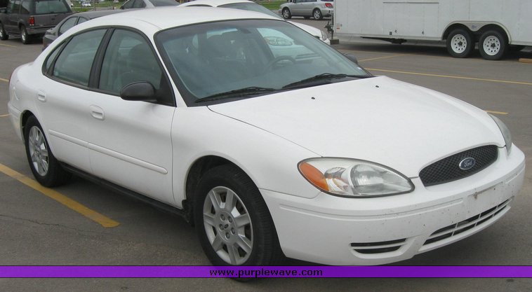 image for item 2159 2004 Ford Taurus SE
