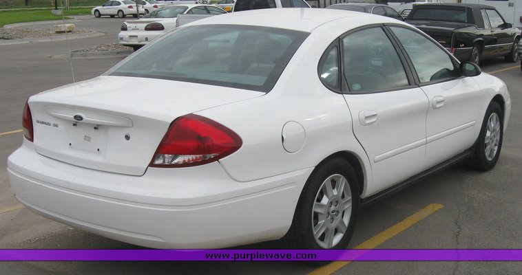 image for item 2159 2004 Ford Taurus SE