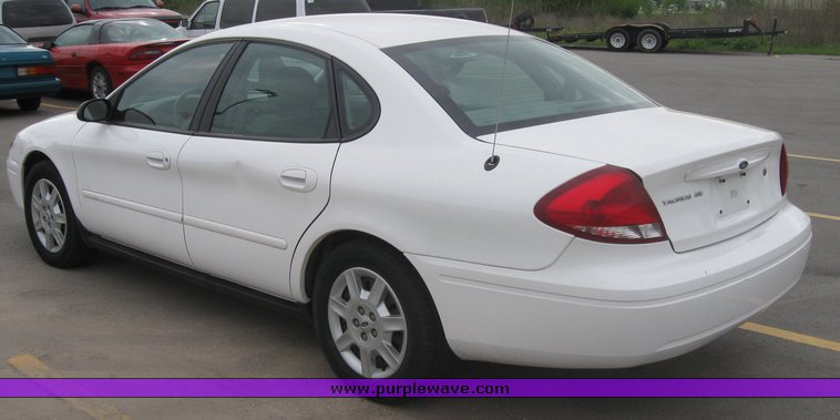 image for item 2159 2004 Ford Taurus SE