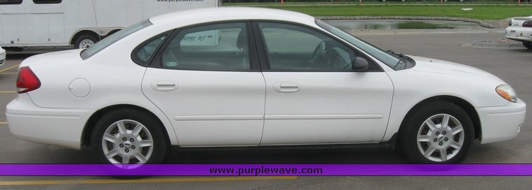 image for item 2159 2004 Ford Taurus SE