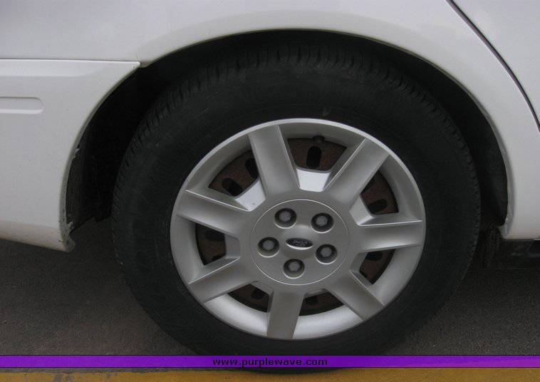 image for item 2159 2004 Ford Taurus SE