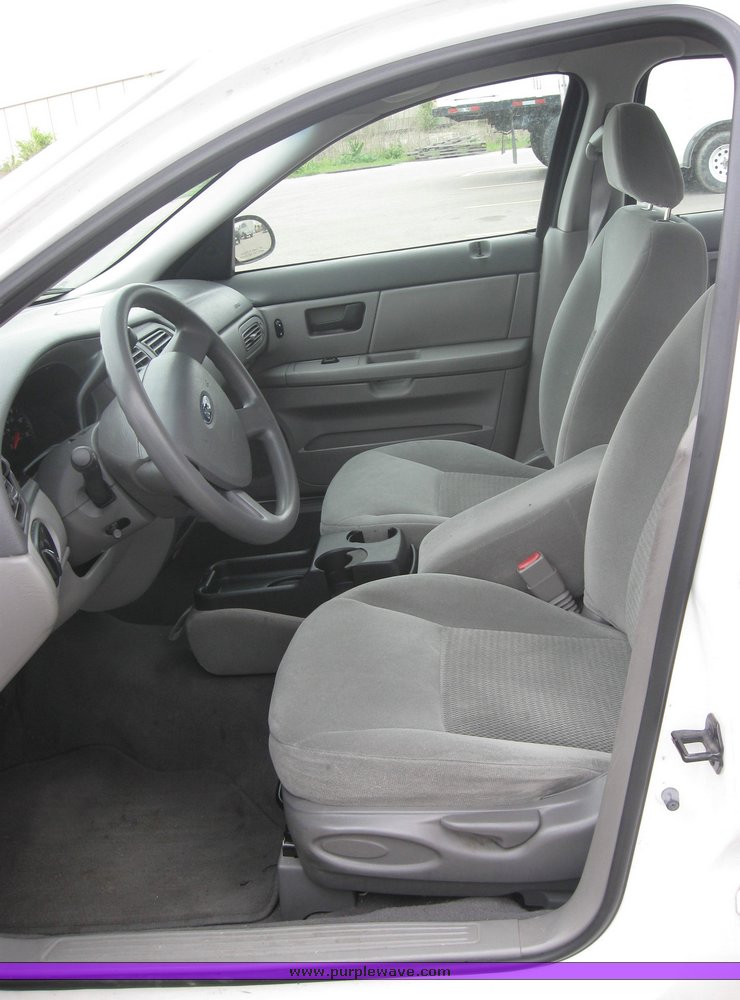 image for item 2159 2004 Ford Taurus SE