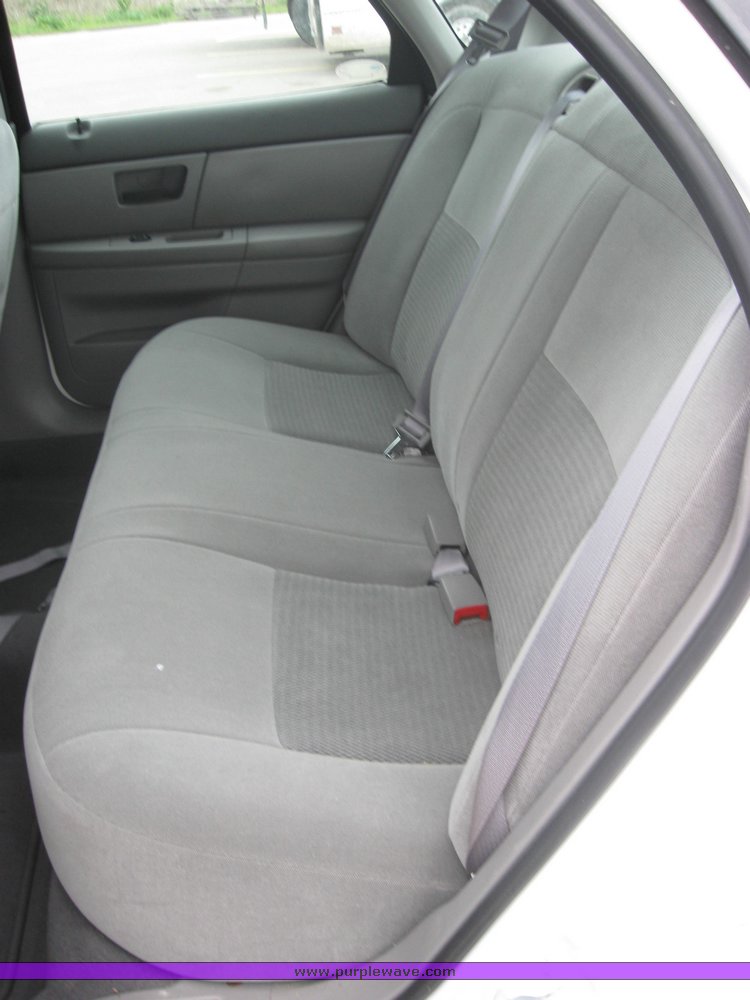 image for item 2159 2004 Ford Taurus SE