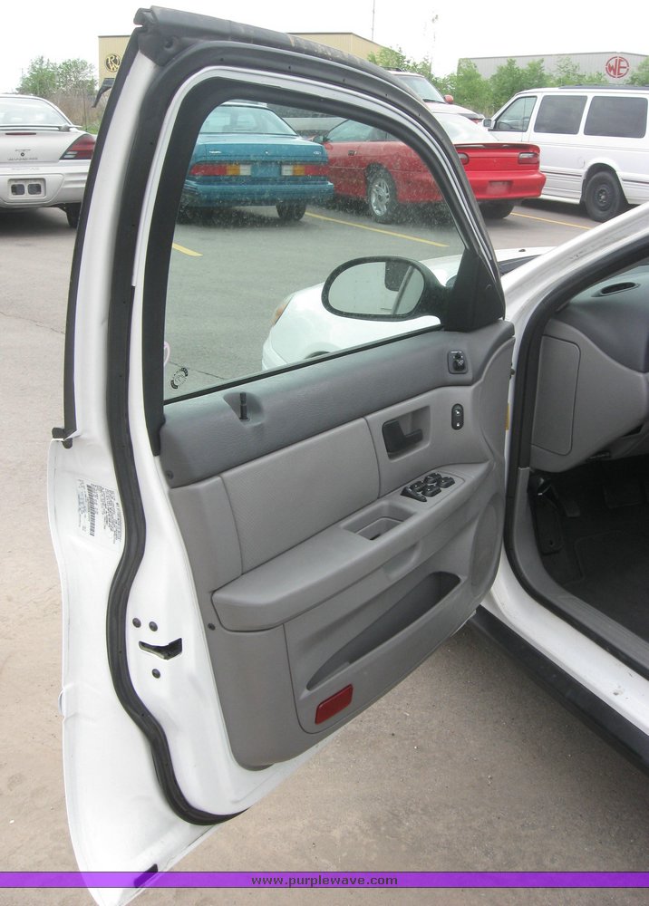 image for item 2159 2004 Ford Taurus SE