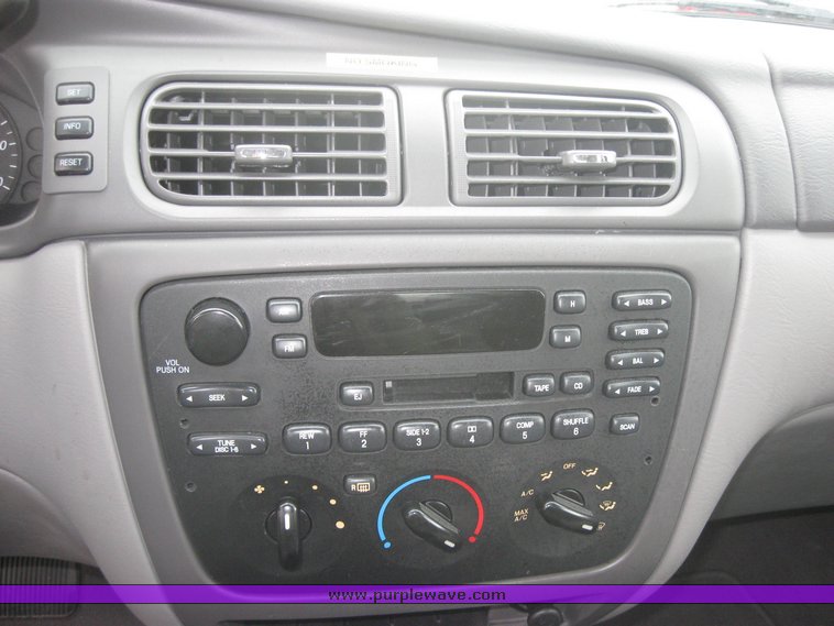 image for item 2159 2004 Ford Taurus SE