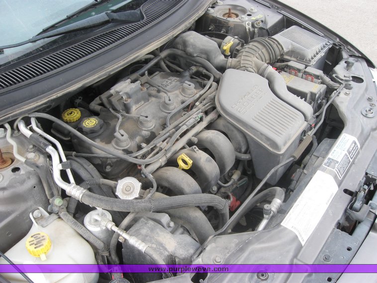 image for item 2160 2000 Dodge Stratus SE