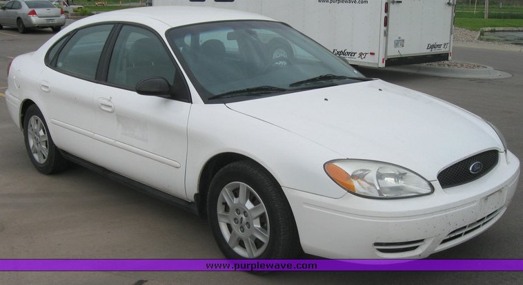 image for item 2161 2004 Ford Taurus SE