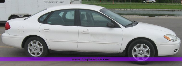 image for item 2161 2004 Ford Taurus SE