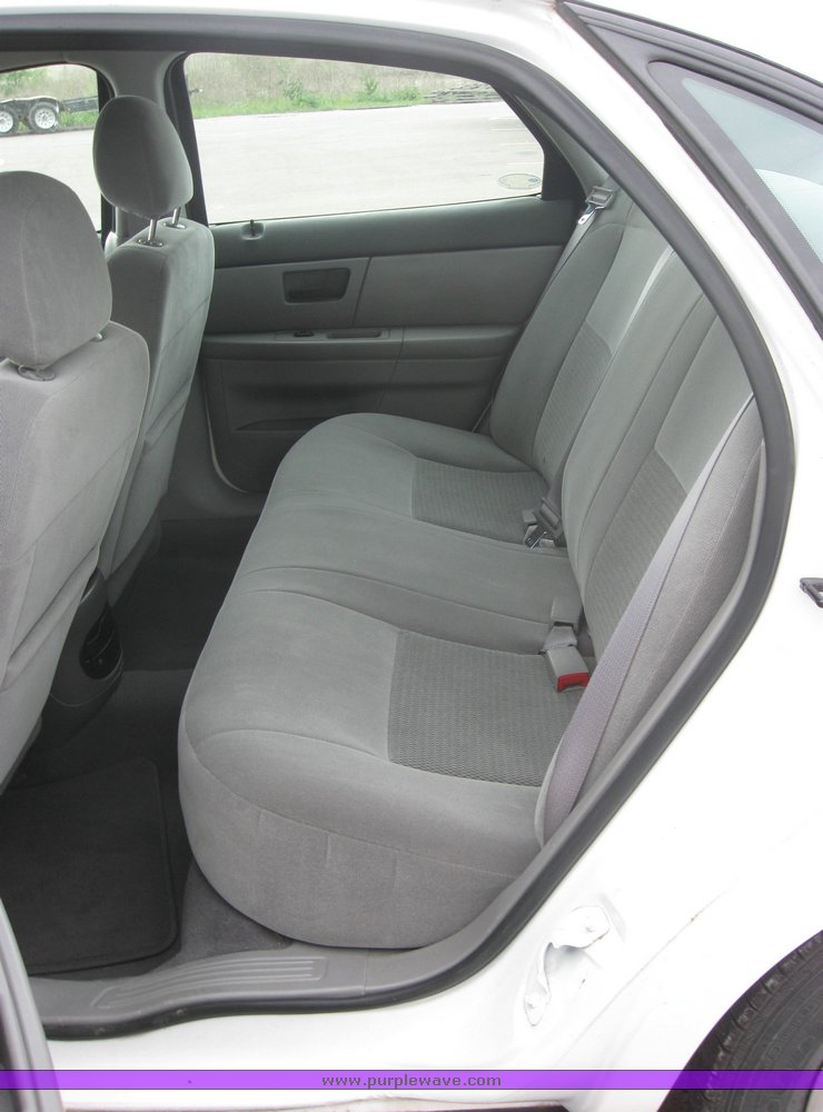 image for item 2161 2004 Ford Taurus SE