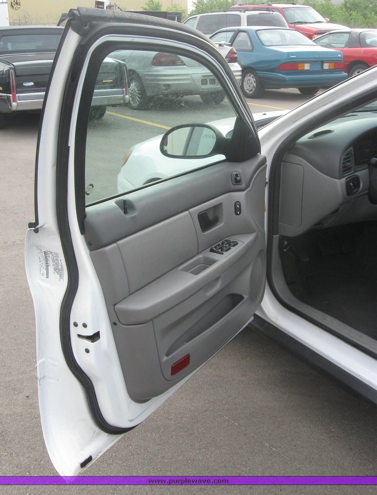 image for item 2161 2004 Ford Taurus SE