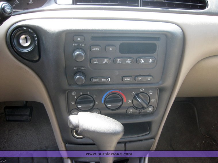 image for item 2257 2004 Chevrolet Malibu