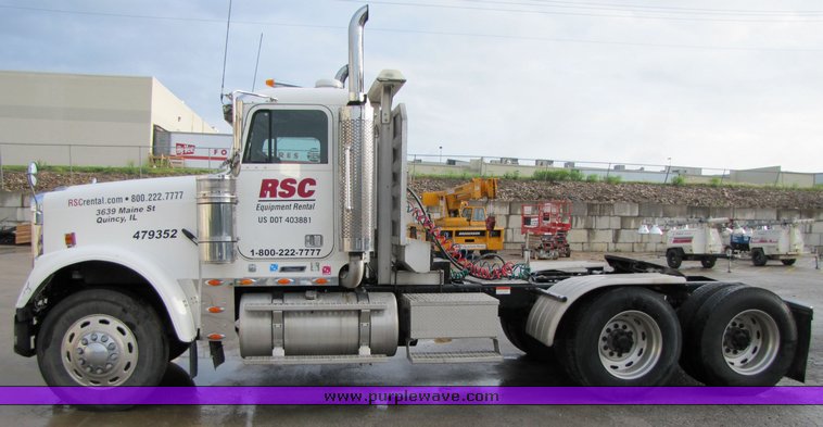 image for item 3106 2004 Freightliner Conventional Classic FLD120 semi truck