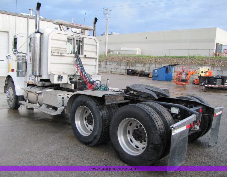 image for item 3106 2004 Freightliner Conventional Classic FLD120 semi truck