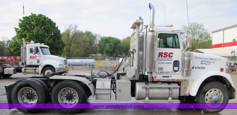 image for item 3106 2004 Freightliner Conventional Classic FLD120 semi truck