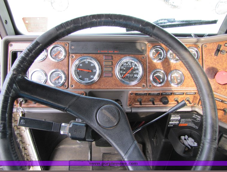 image for item 3106 2004 Freightliner Conventional Classic FLD120 semi truck