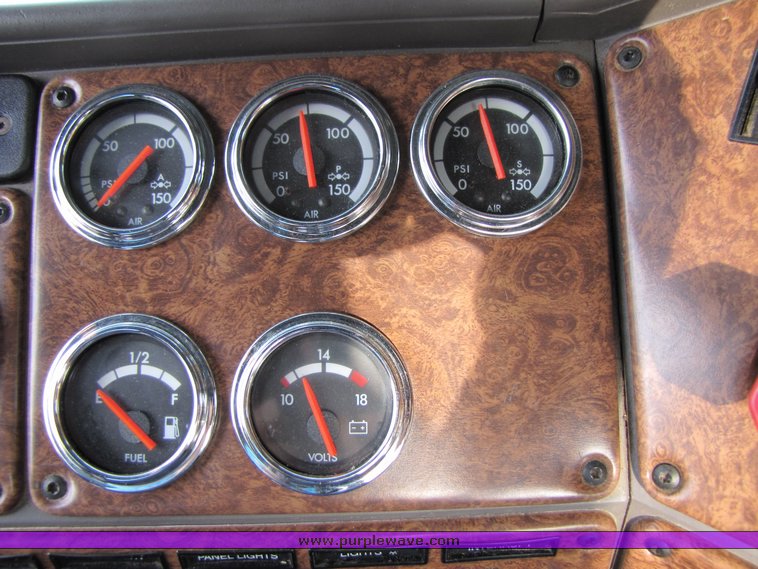 image for item 3106 2004 Freightliner Conventional Classic FLD120 semi truck