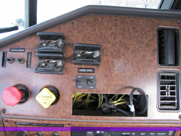 image for item 3106 2004 Freightliner Conventional Classic FLD120 semi truck