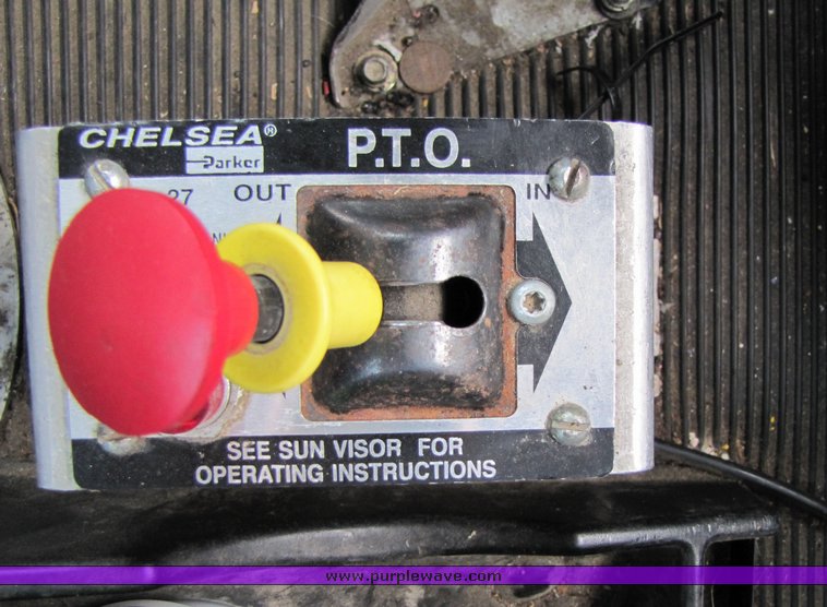 image for item 3106 2004 Freightliner Conventional Classic FLD120 semi truck