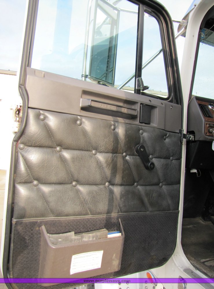 image for item 3106 2004 Freightliner Conventional Classic FLD120 semi truck