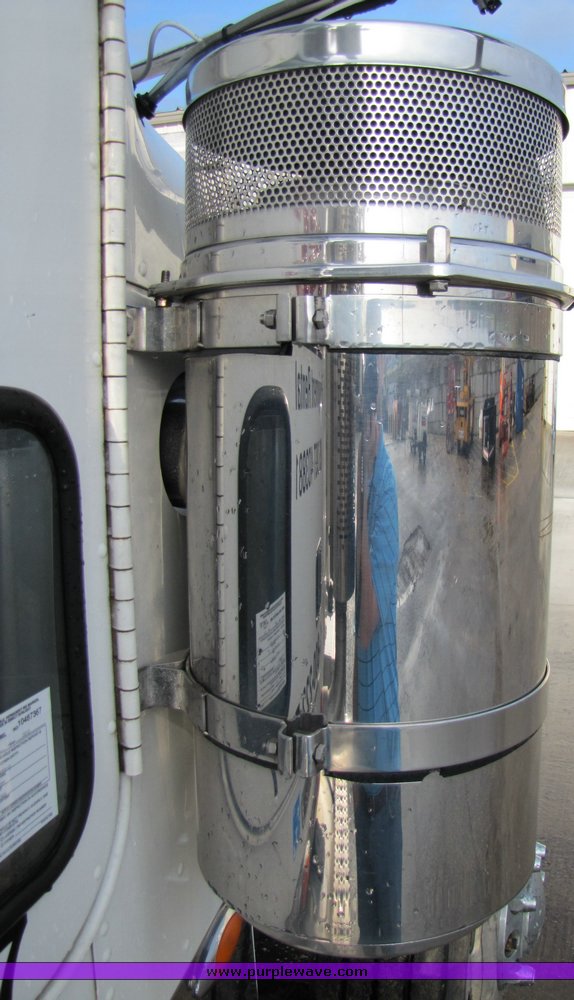 image for item 3106 2004 Freightliner Conventional Classic FLD120 semi truck