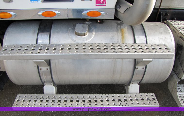 image for item 3106 2004 Freightliner Conventional Classic FLD120 semi truck