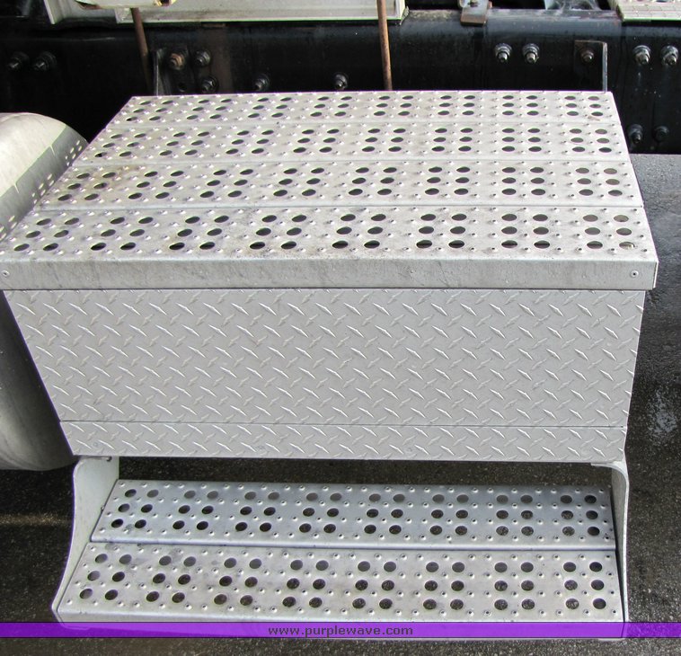 image for item 3106 2004 Freightliner Conventional Classic FLD120 semi truck