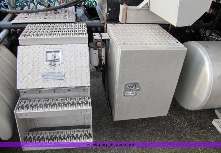 image for item 3106 2004 Freightliner Conventional Classic FLD120 semi truck