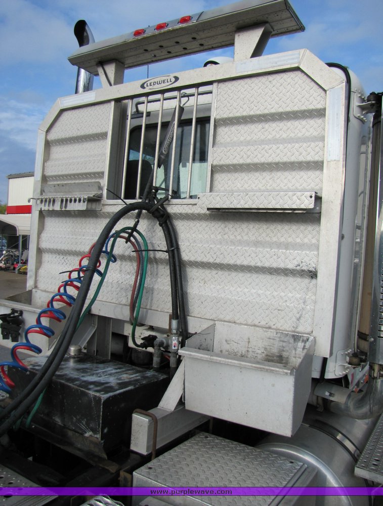 image for item 3106 2004 Freightliner Conventional Classic FLD120 semi truck